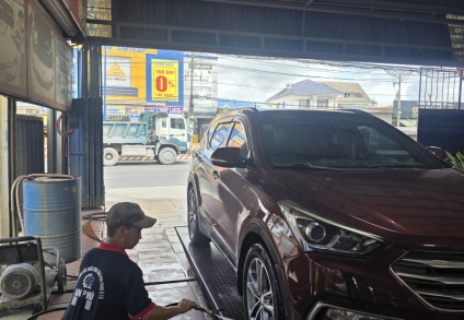 Dọn vệ sinh khoang máy xe ô tô