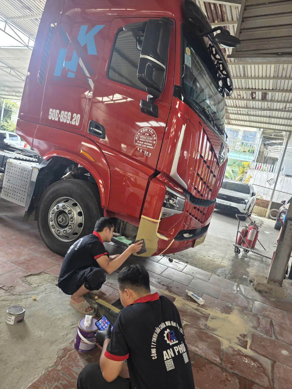 Chưa biết vết xước cần đánh bóng, dặm sơn hay sơn lại? Chụp 2–3 ảnh vết trầy ở khoảng cách gần và toàn cảnh → gửi kỹ thuật viên đánh giá trước. Liên hệ ngay.